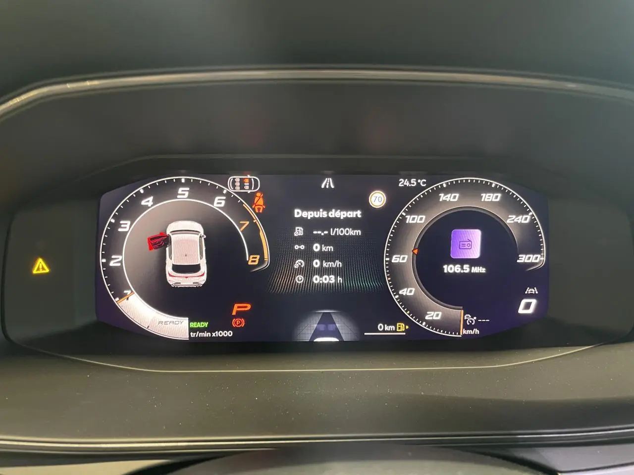 Vue rapprochée du tableau de bord digital de la CUPRA Leon 2026 affichant compte-tours, vitesse et alertes.