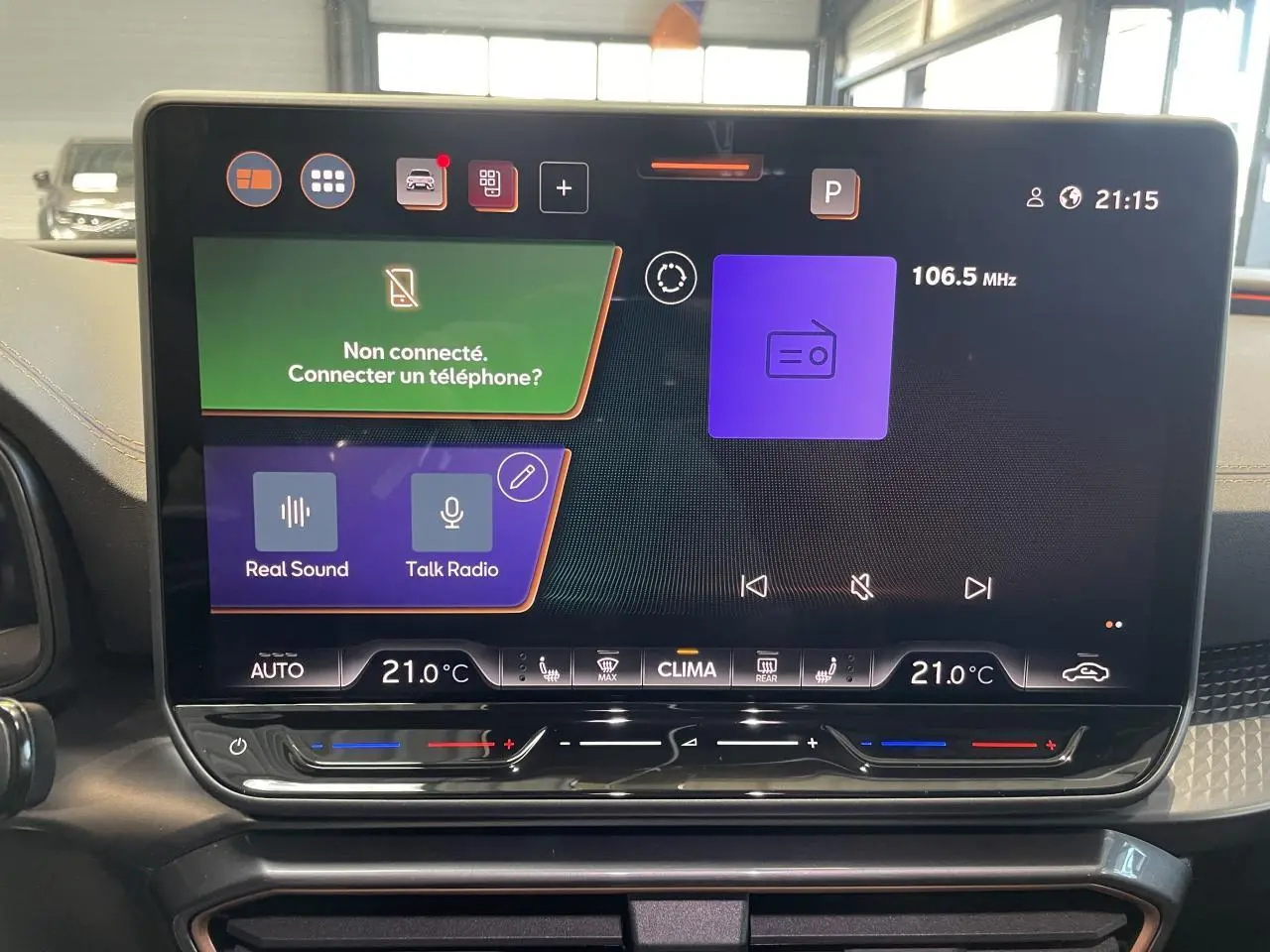Écran tactile HD 12,9'' du tableau de bord de la CUPRA Leon 2.0 TDI gris Graphène, affichant la radio et la climatisation.