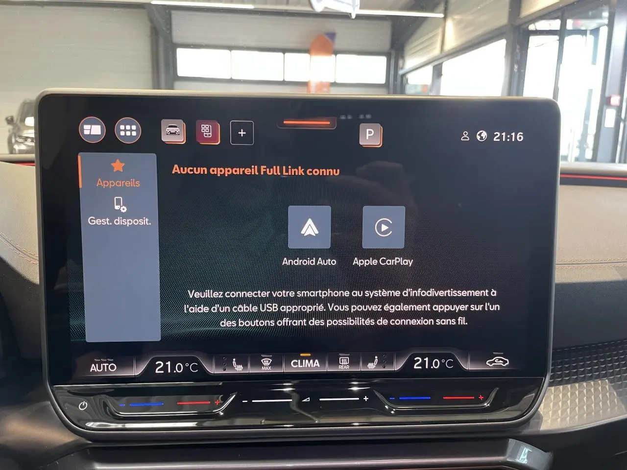 Écran tactile HD 12,9'' du système d'info-divertissement de la CUPRA Leon 2026, intérieur noir avec surpiqûres cuivrées.