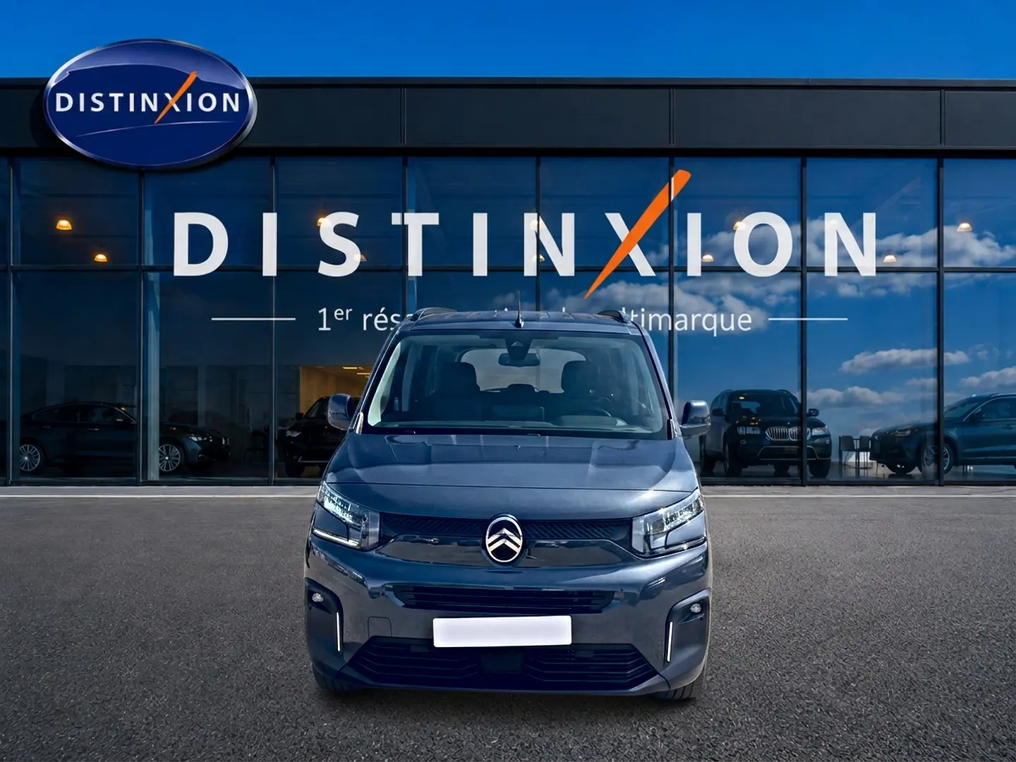Vue avant d'un Citroën Berlingo noir 2026 avec phares LED, calandre noire et barres de toit visibles.