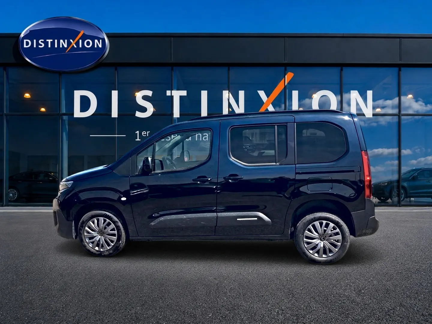 Vue de profil côté gauche du Citroën Berlingo noir 2026 avec jantes alu et porte latérale arrière visible.