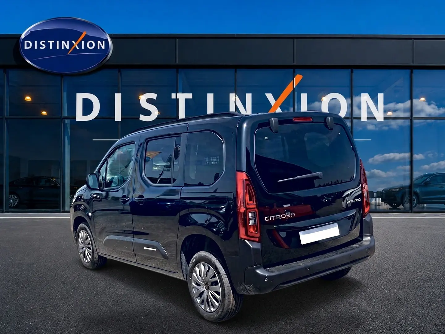 Vue 3/4 arrière droite du Citroën Berlingo noir avec vitres teintées et feux arrière verticaux LED.
