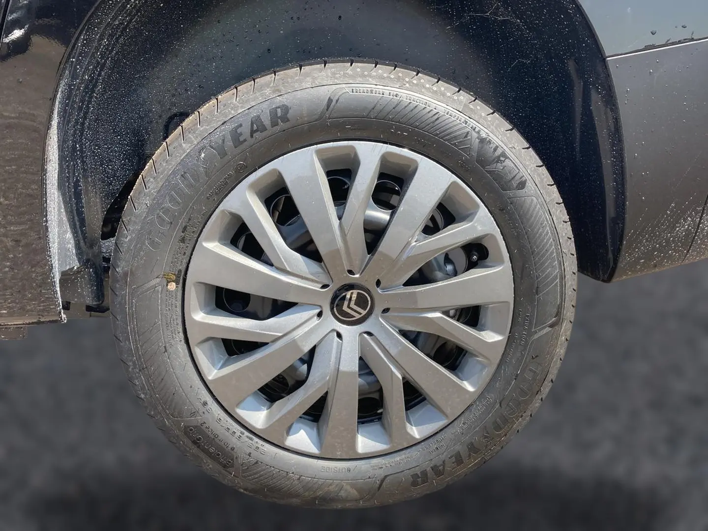 Gros plan sur la roue avant gauche noire d'un Citroën Berlingo 2026 avec jante alu et pneu Goodyear.