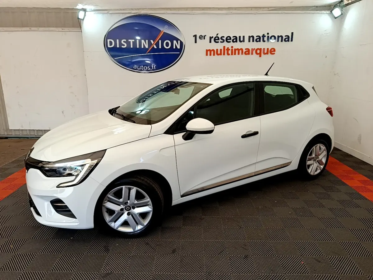 Renault Clio Business blanc vue de profil côté gauche dans un showroom avec sol à damier noir et rouge.