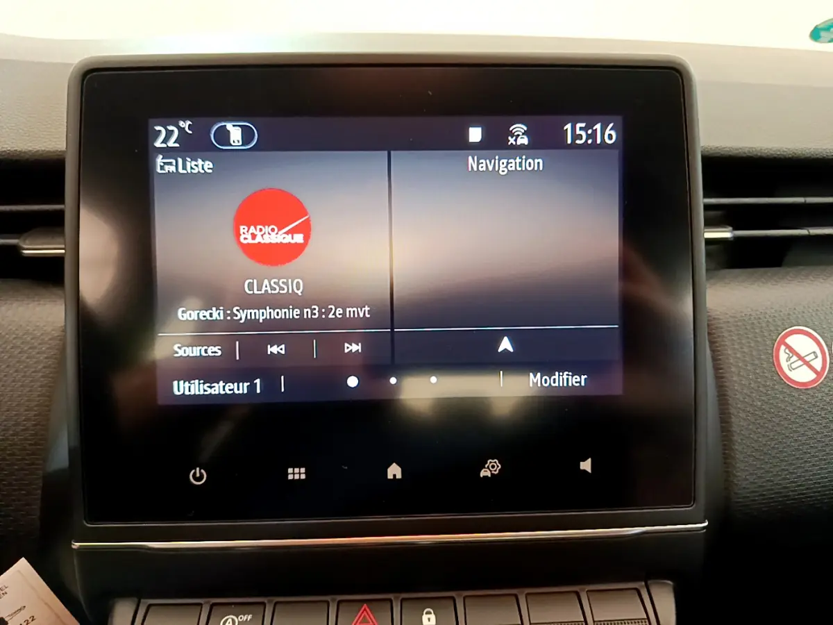 Écran tactile central de la Renault Clio Business blanche 2021 affichant radio classique et navigation