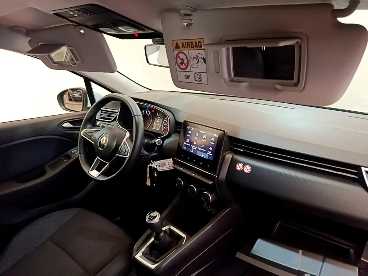 Intérieur noir de Renault Clio Business 2021 vu côté conducteur, volant cuir, écran tactile et boîte manuelle.