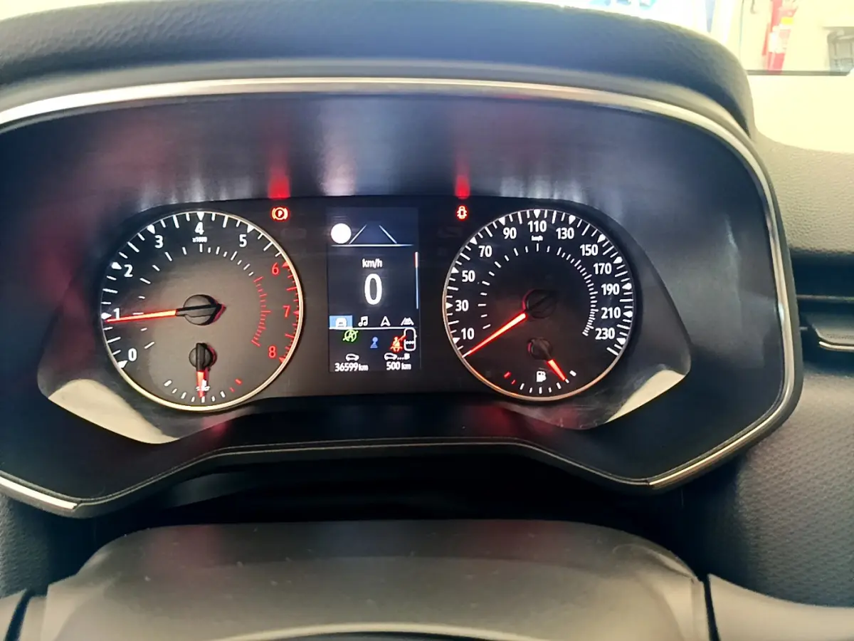 Vue rapprochée du tableau de bord de la Renault Clio Business blanc 2021 avec affichage digital et compte-tours analogique.