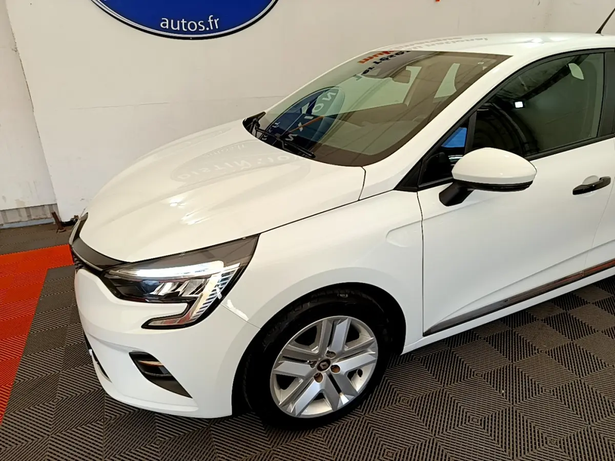 Renault Clio Business blanc vue 3/4 avant droit mettant en valeur ses phares LED et jantes alliage.