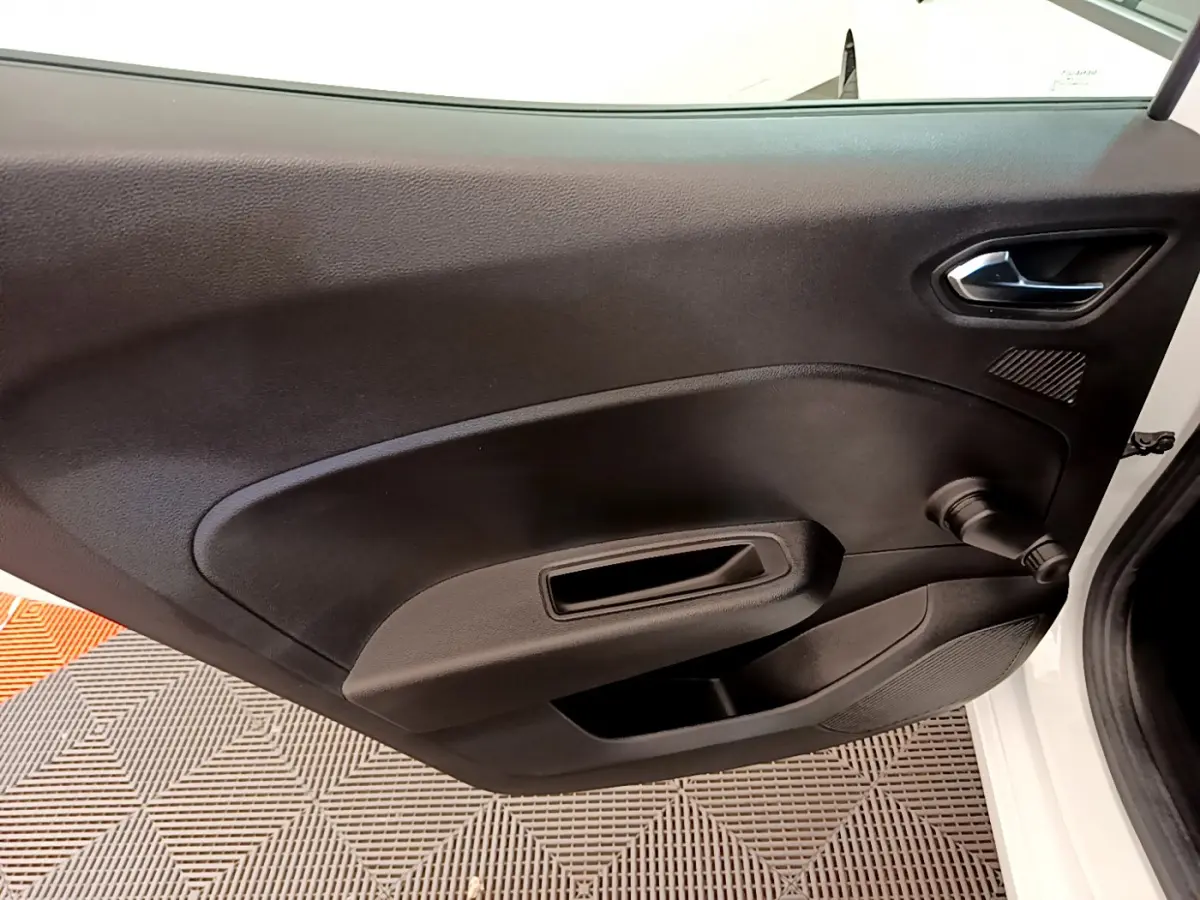 Vue rapprochée de la porte avant droite noire de la Renault Clio Business blanche, avec poignée et manivelle de vitre manuelle.