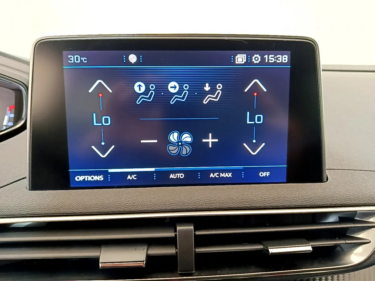 Écran tactile central affichant la climatisation bi-zone dans l’habitacle d’un Peugeot 3008 gris foncé.