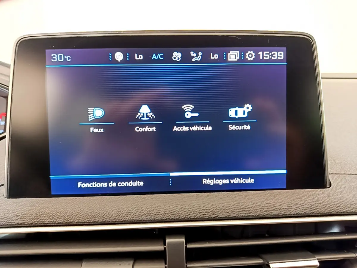 Écran tactile central du tableau de bord du Peugeot 3008 gris foncé affichant les réglages de conduite et sécurité.