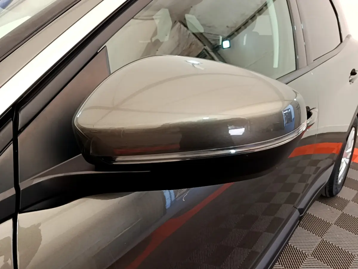 Rétroviseur côté gauche gris foncé du Peugeot 3008 Puretech 130 S&S ACTIVE 2020, vue rapprochée en intérieur.