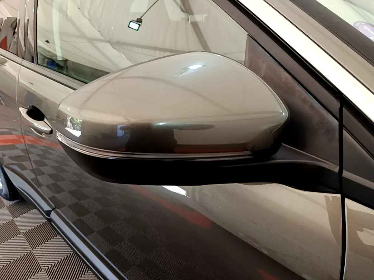 Rétroviseur côté conducteur gris foncé du Peugeot 3008 Puretech 130 S&S Active 2020, vue rapprochée en intérieur.