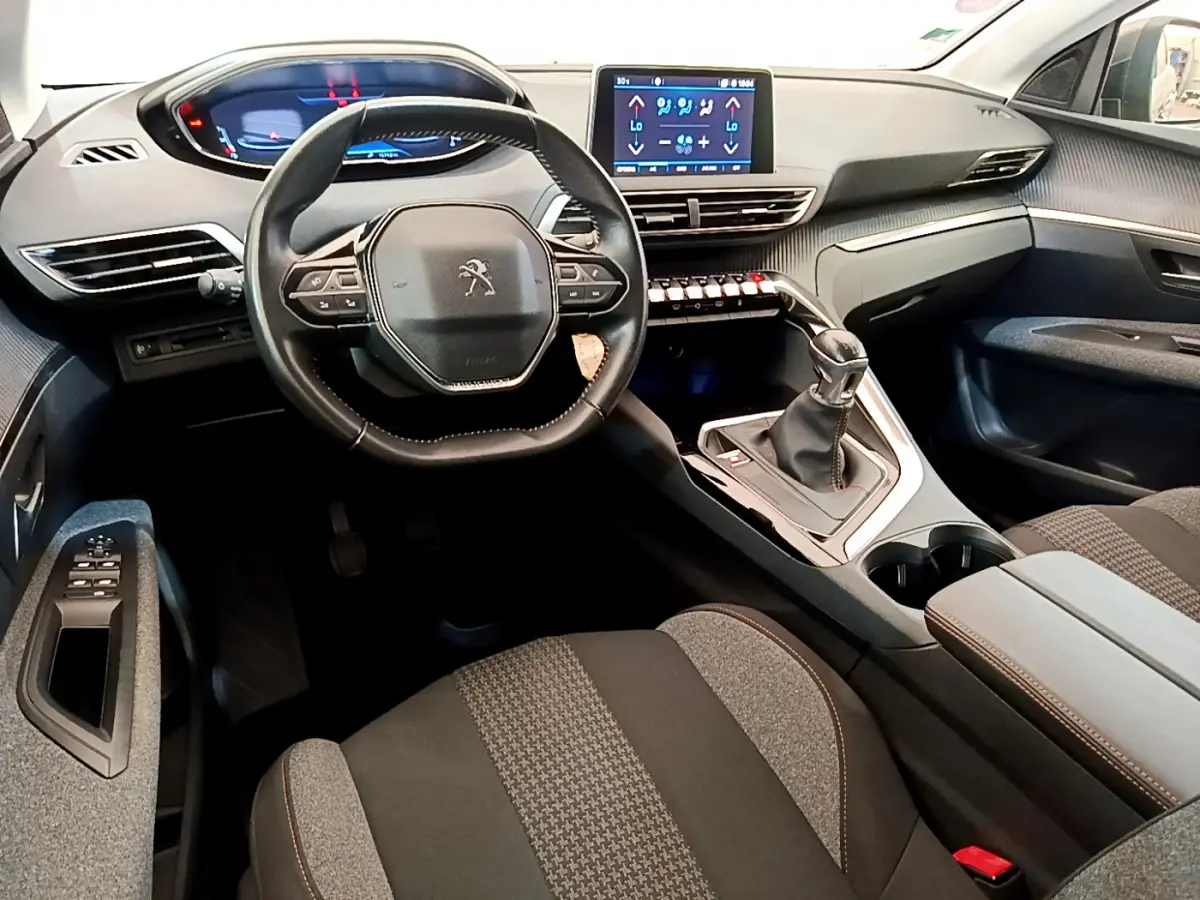 Intérieur Peugeot 3008 Puretech 130 2020 vu côté conducteur, volant cuir, écran tactile et levier de vitesses manuel.