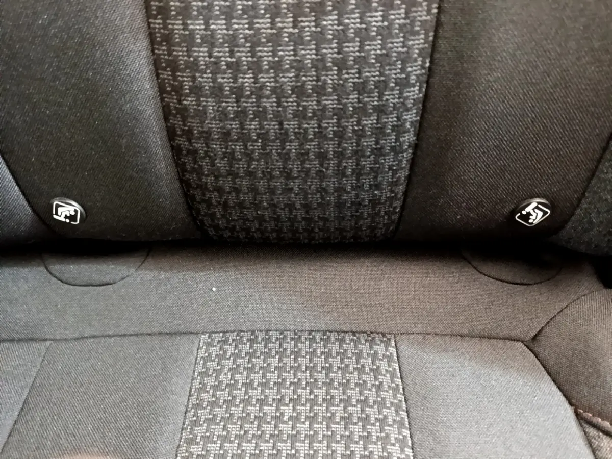 Gros plan sur la banquette arrière en tissu gris foncé du Peugeot 3008 Puretech 130 S&S Active 2020.