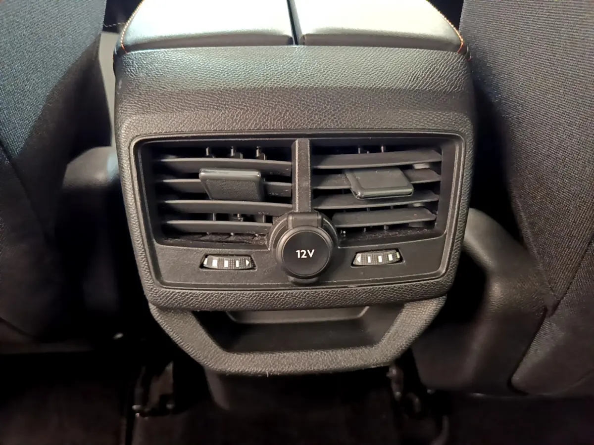 Gros plan sur la prise 12V et les aérateurs arrière noirs du Peugeot 3008 gris foncé, vue depuis l'arrière.