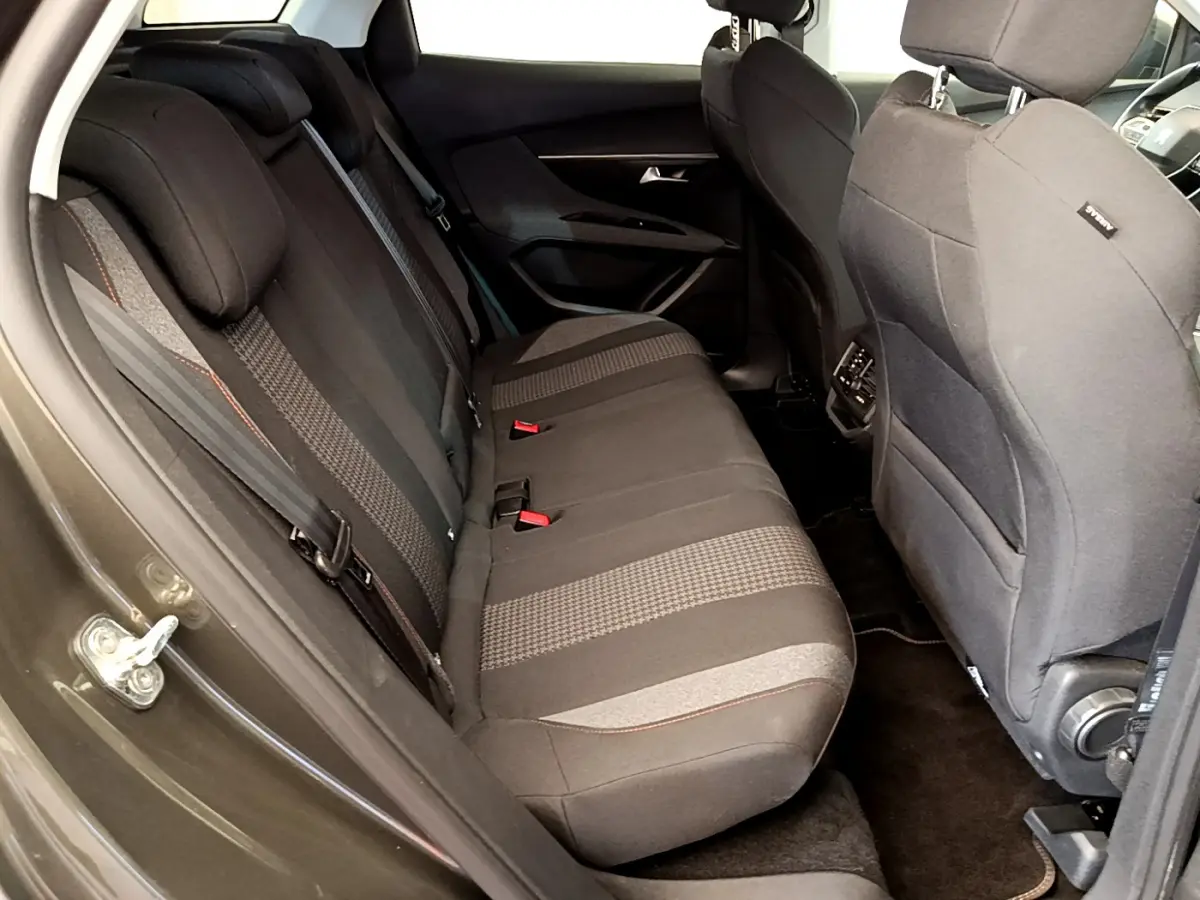 Vue intérieure côté gauche sur la banquette arrière noire avec motifs gris du Peugeot 3008 Puretech 130 S&S Active 2020.