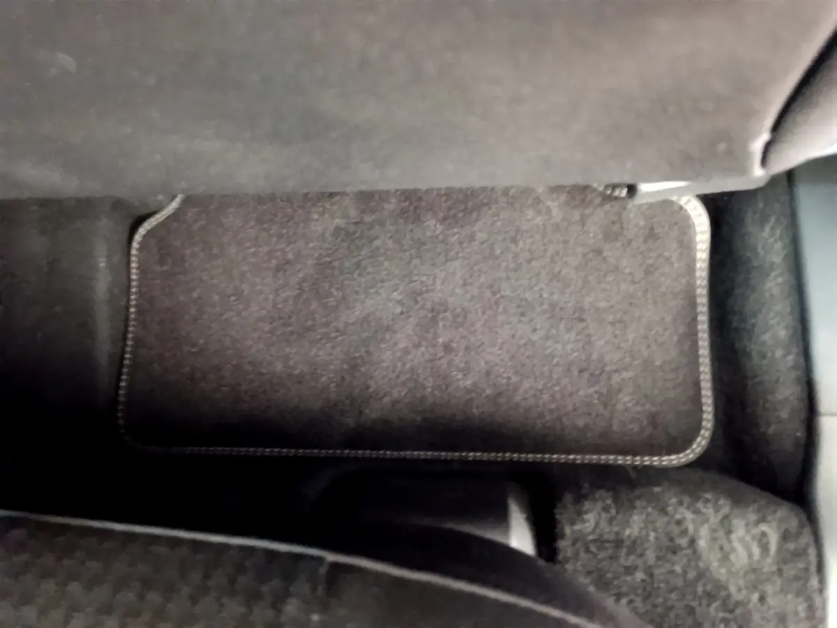 Vue rapprochée du tapis de sol gris foncé côté passager arrière du Peugeot 3008 Puretech 130 S&S Active 2020.