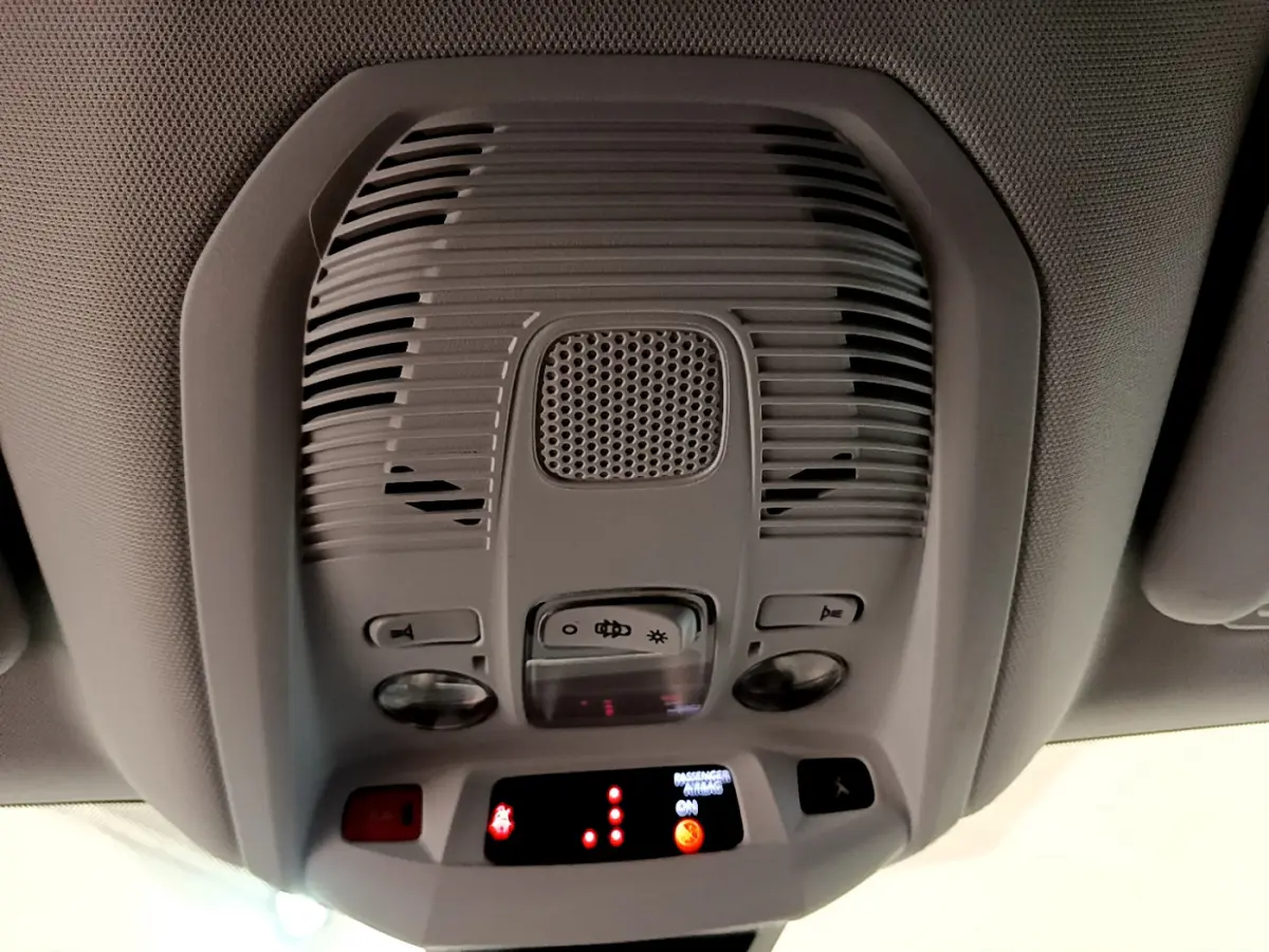 Vue en gros plan du plafonnier gris clair avec commandes d’éclairage et affichage digital du Peugeot 3008 2020 intérieur.