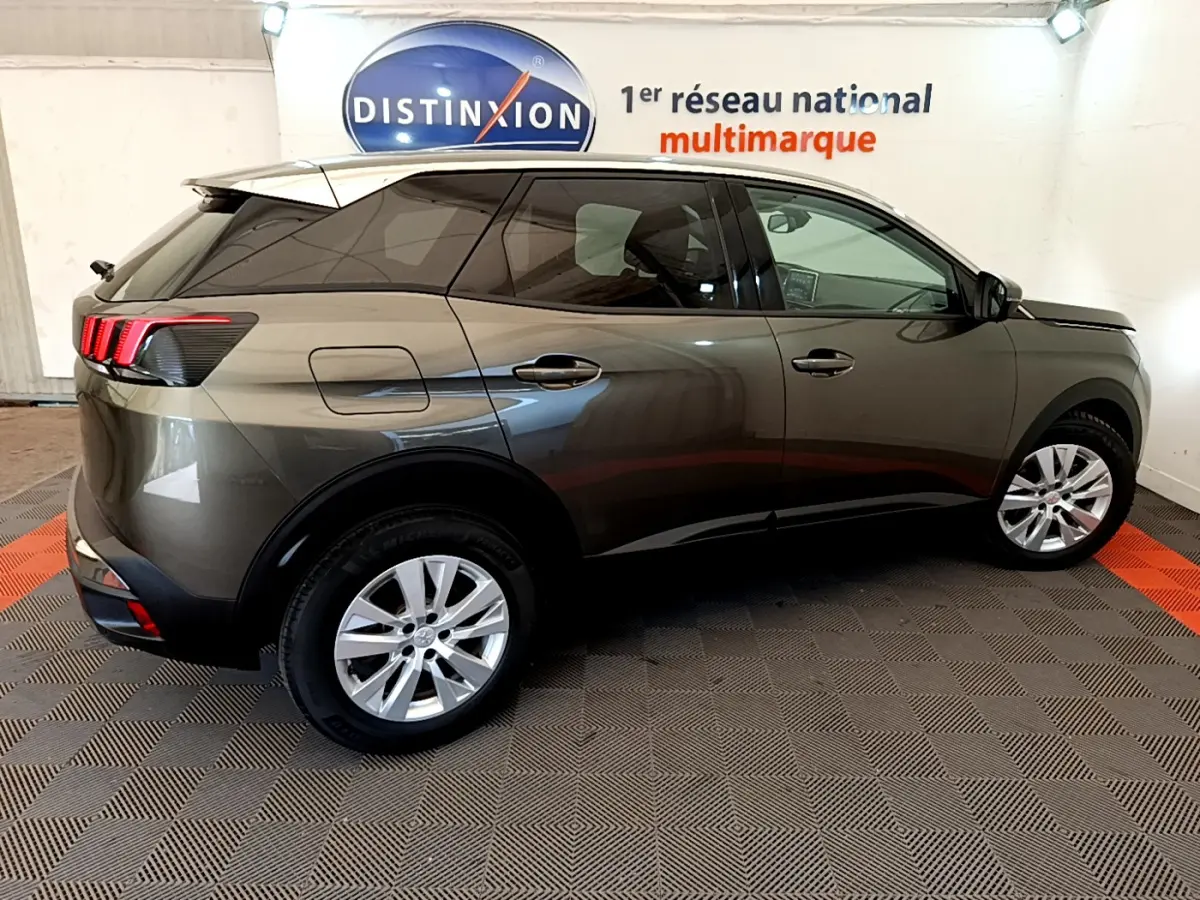 Peugeot 3008 Puretech 130 S&S Active gris foncé vu de profil droit en intérieur avec feux arrière à LED distinctifs.