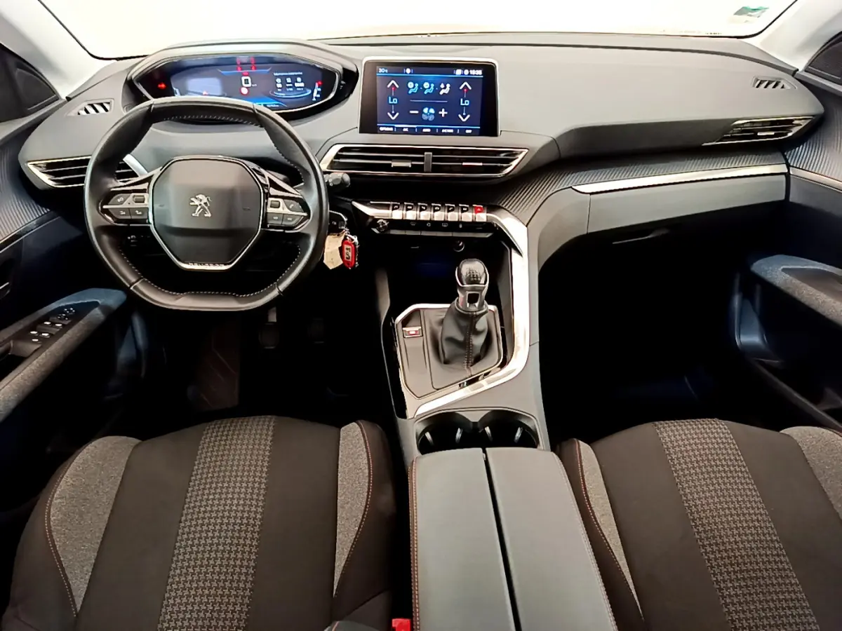 Vue intérieure avant du Peugeot 3008 Puretech 130 S&S Active 2020, tableau de bord moderne avec écran tactile et volant cuir multifonctions.