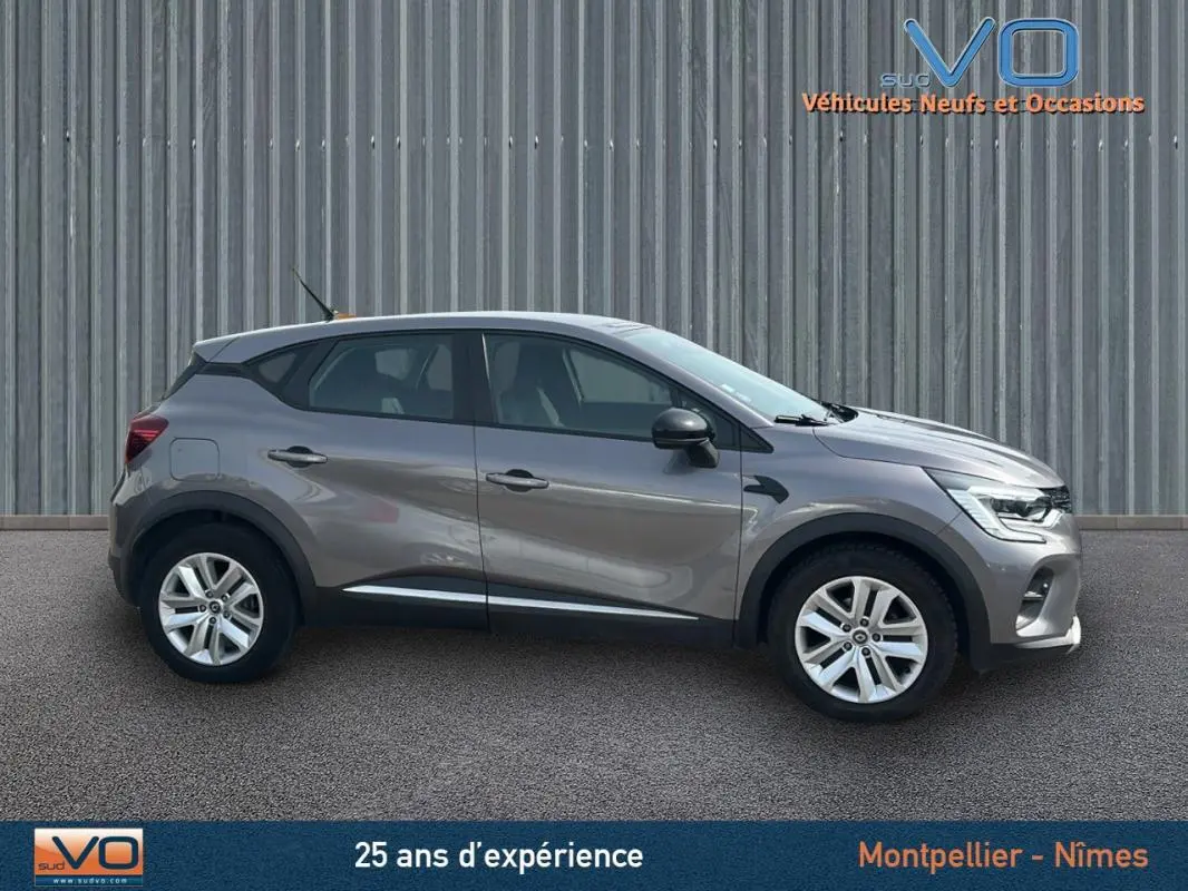 Profil côté gauche d'un Renault Captur gris 2020 TCe 100 Business, avec jantes alliage et rétroviseurs noirs.