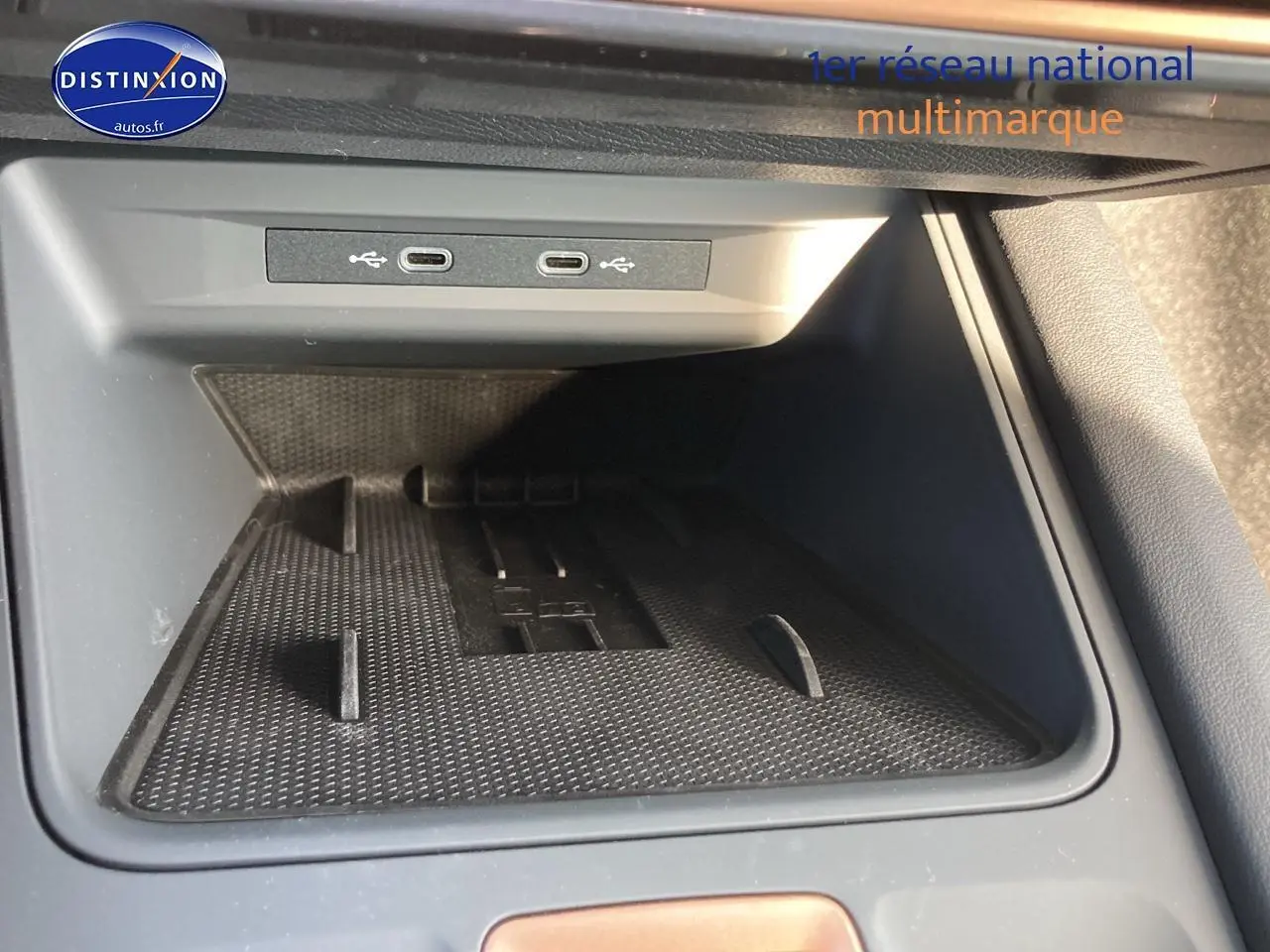 Vue rapprochée de la console centrale noire du CUPRA Formentor 2025 avec double port USB-C intégré.