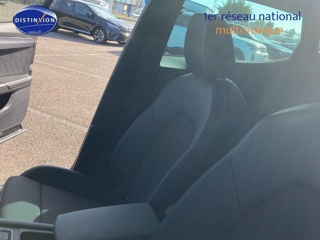 Vue intérieure côté gauche montrant les sièges sport noirs et l'accoudoir central du CUPRA Formentor 2025.