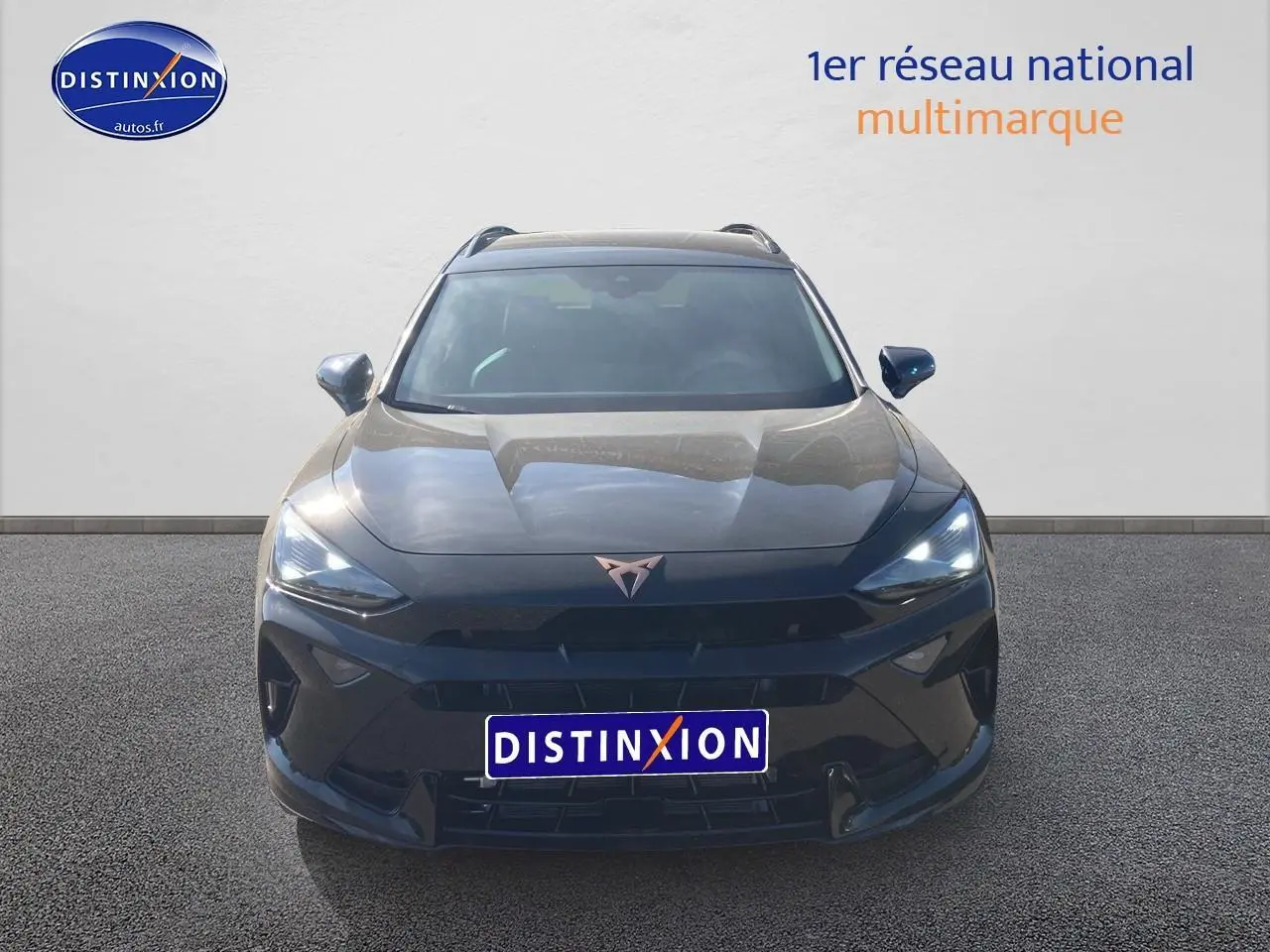 Vue de face du CUPRA Formentor 1.5 etsi hybrid 150 DSG7 noir midnight avec feux LED allumés.
