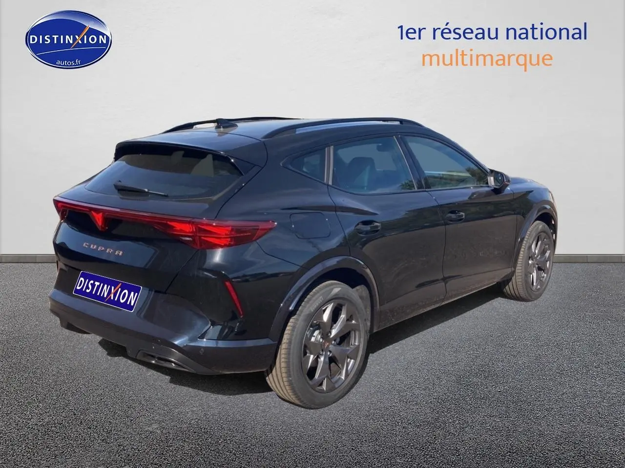 Vue 3/4 arrière droite d'une CUPRA Formentor noir midnight avec feux arrière LED et jantes alu 18 pouces.