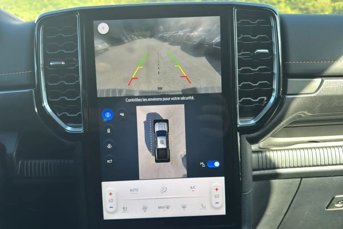 Écran central tactile du Ford Ranger Wildtrak 2025 montrant la caméra 360° et l’aide au stationnement.