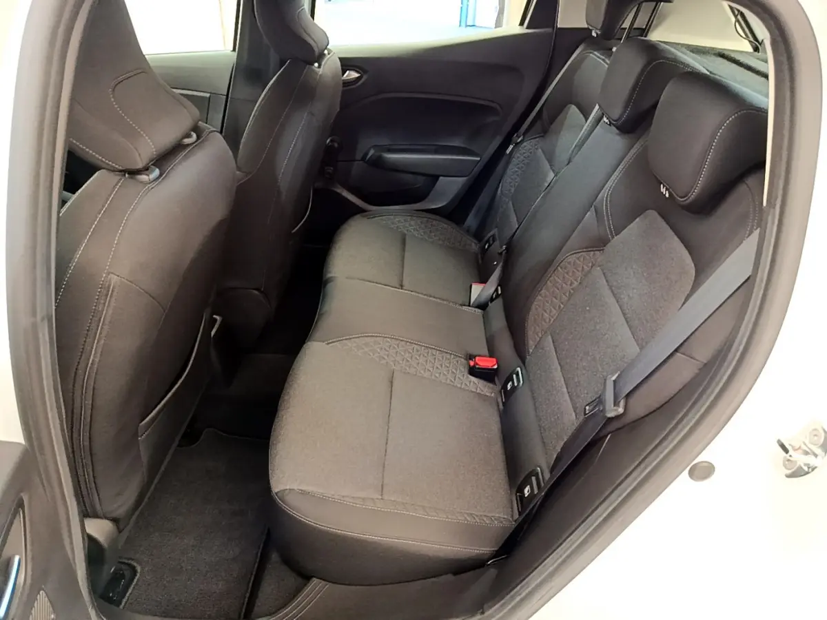 Vue intérieure côté droit sur la banquette arrière noire de la Renault Clio Business SCe 65 blanche de 2021.