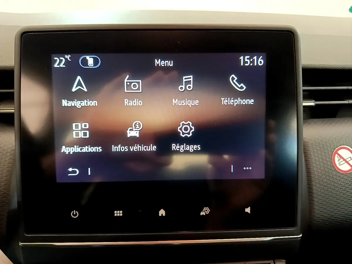 Écran tactile central de la Renault Clio Business blanc 2021 affichant menu navigation, radio, musique et téléphone.