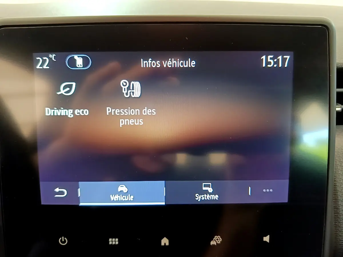 Écran tactile intérieur de la Renault Clio Business blanc montrant les infos véhicule avec pression des pneus et température à 22°C