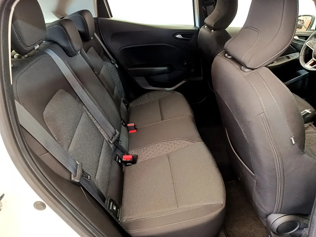 Vue intérieure côté droit sur la banquette arrière noire de la Renault Clio Business SCe 65 blanche de 2021.