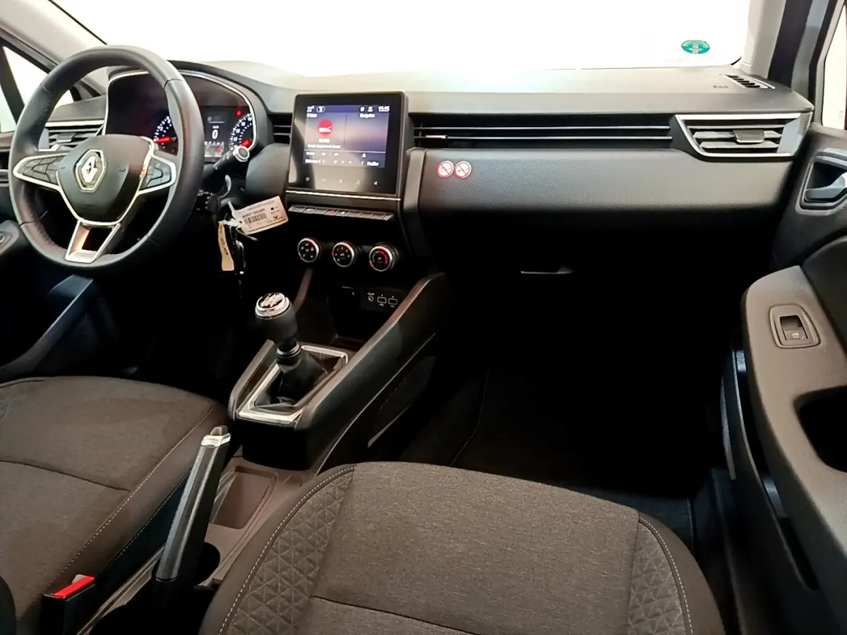 Intérieur avant de la Renault Clio Business 2021, vue côté conducteur, tableau de bord noir avec écran tactile central.