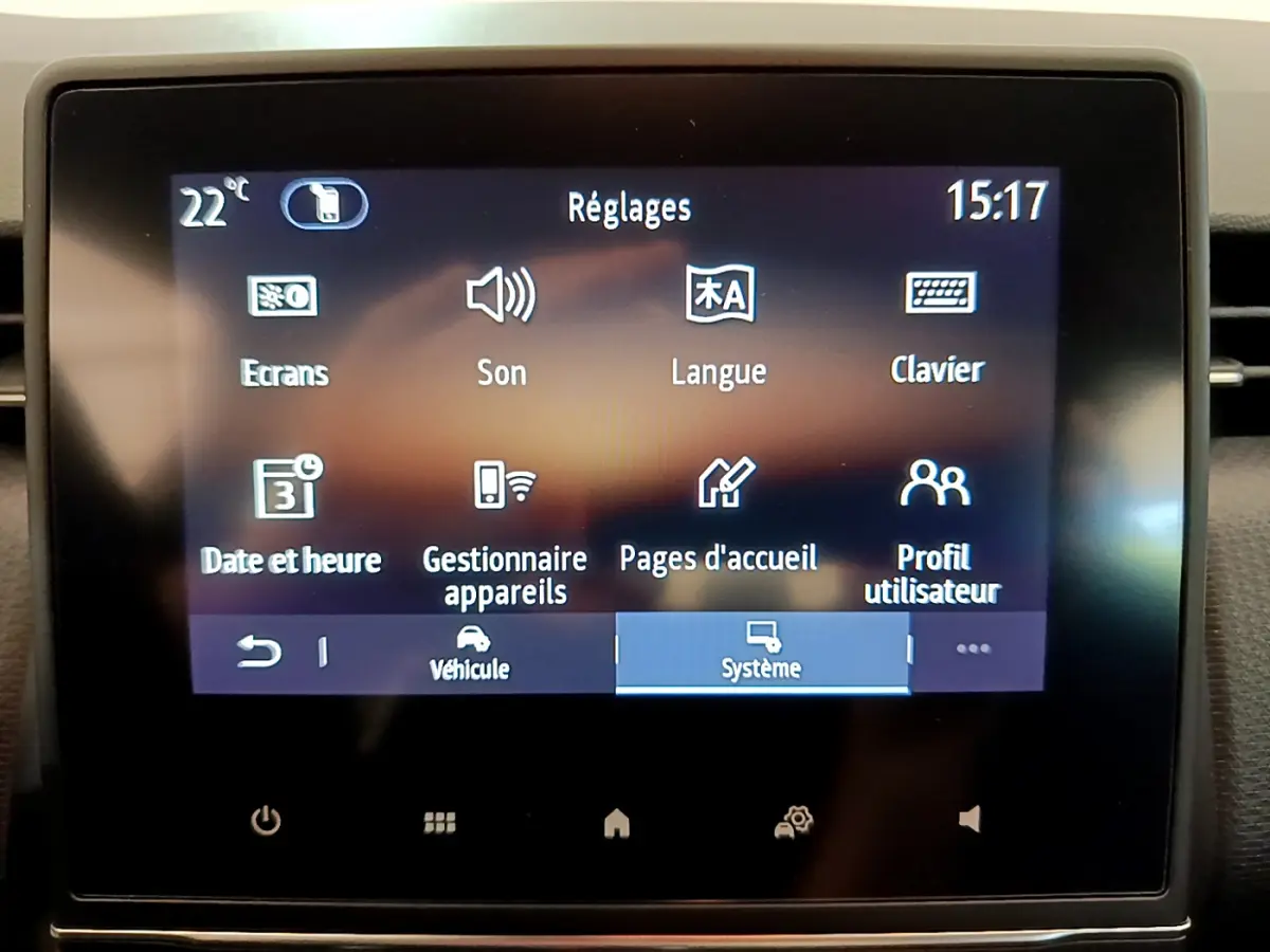 Écran tactile central de la Renault Clio Business blanche, affichant le menu Réglages du système à 15h17.