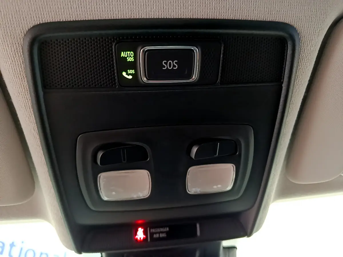 Vue en gros plan du plafonnier noir avec bouton SOS éclairé et commandes d'éclairage intérieur dans une Renault Clio blanche 2021.