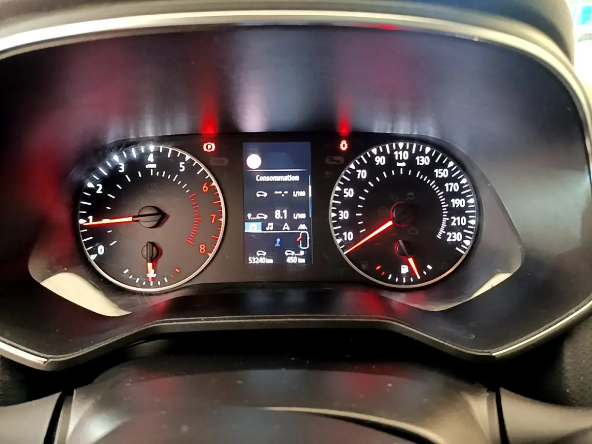 Tableau de bord de Renault Clio Business blanc 2021, affichage digital consommation et compteurs analogiques.