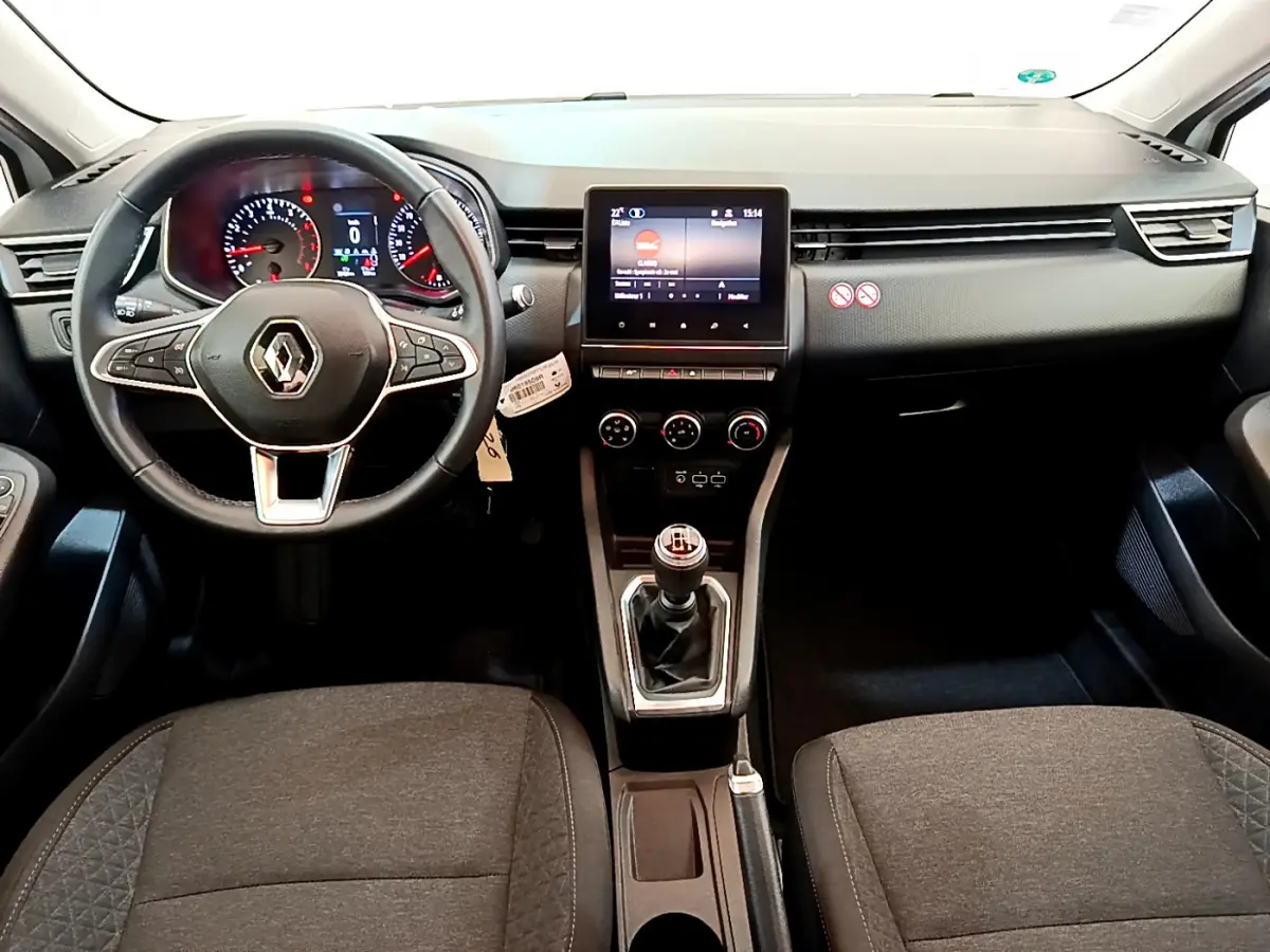 Vue intérieure avant de la Renault Clio Business 2021 avec tableau de bord noir, volant cuir multifonctions et écran tactile central.