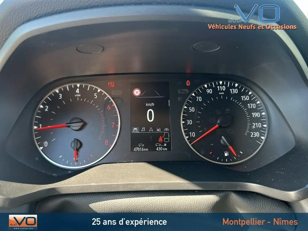 Tableau de bord du Renault Captur TCe 90 Business 2021, affichage digital et compteurs analogiques au repos.