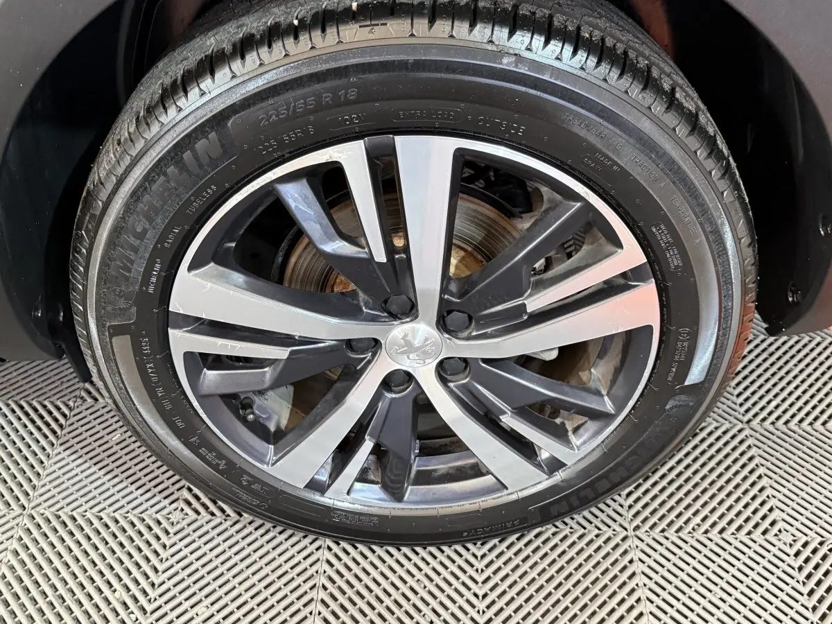 Gros plan sur la jante alliage Peugeot 5008 Puretech 130 bleu, avec pneu Michelin 225/55 R18 visible