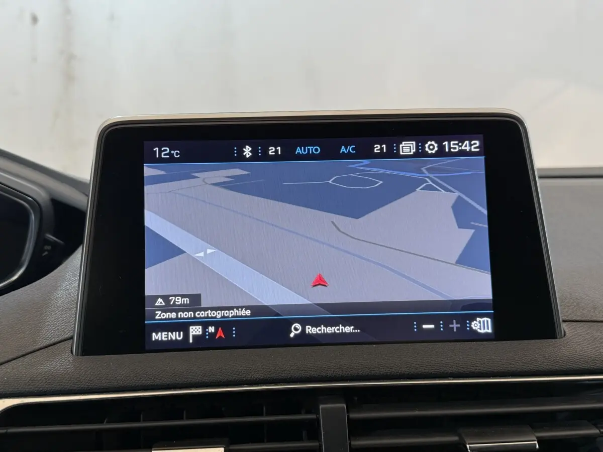 Écran tactile de navigation 3D du tableau de bord du Peugeot 5008 Puretech bleu, vue intérieure frontale.