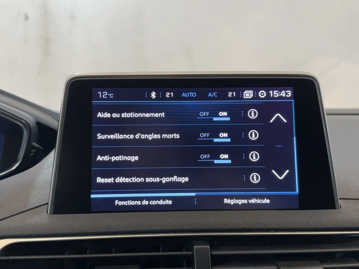 Écran tactile central du Peugeot 5008 Puretech 130 S&S Allure affichant les réglages d'aide à la conduite.