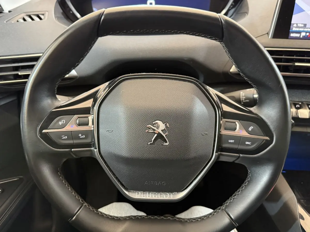 Vue rapprochée du volant cuir multifonctions noir du Peugeot 5008 Puretech 130 S&S Allure de 2019.