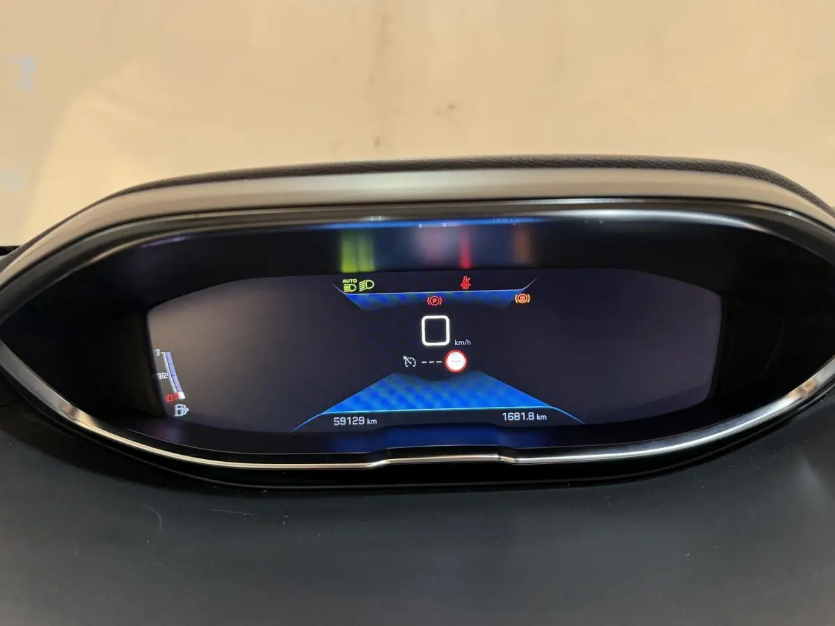 Tableau de bord numérique du Peugeot 5008 affichant la vitesse à 0 km/h et l'autonomie restante.