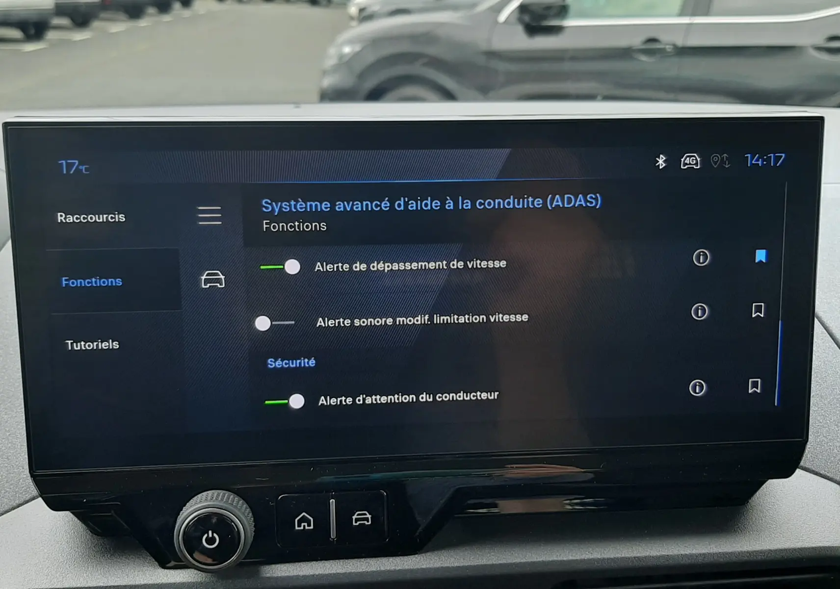 Écran tactile intérieur du Peugeot Rifter 2026 affichant les alertes du système avancé d’aide à la conduite.