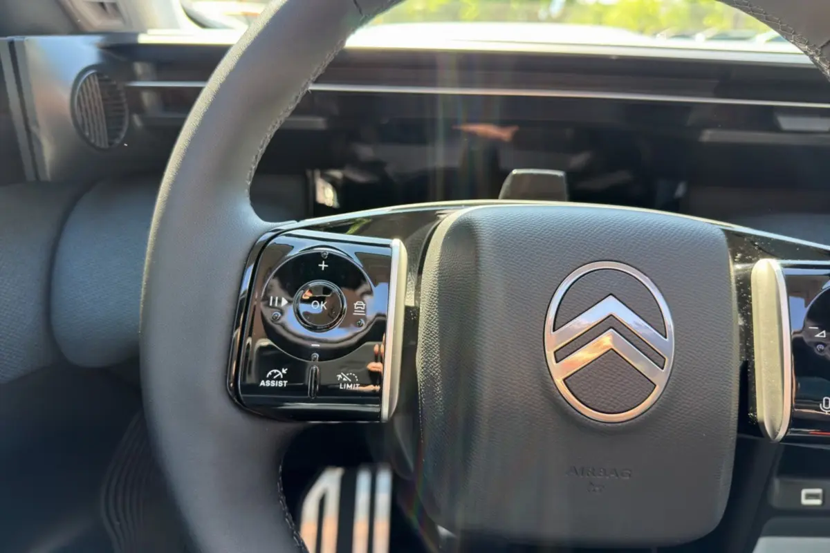 Gros plan sur le volant cuir multifonctions de la Citroën C5 Aircross New Hybrid 145, avec logo chrome au centre.