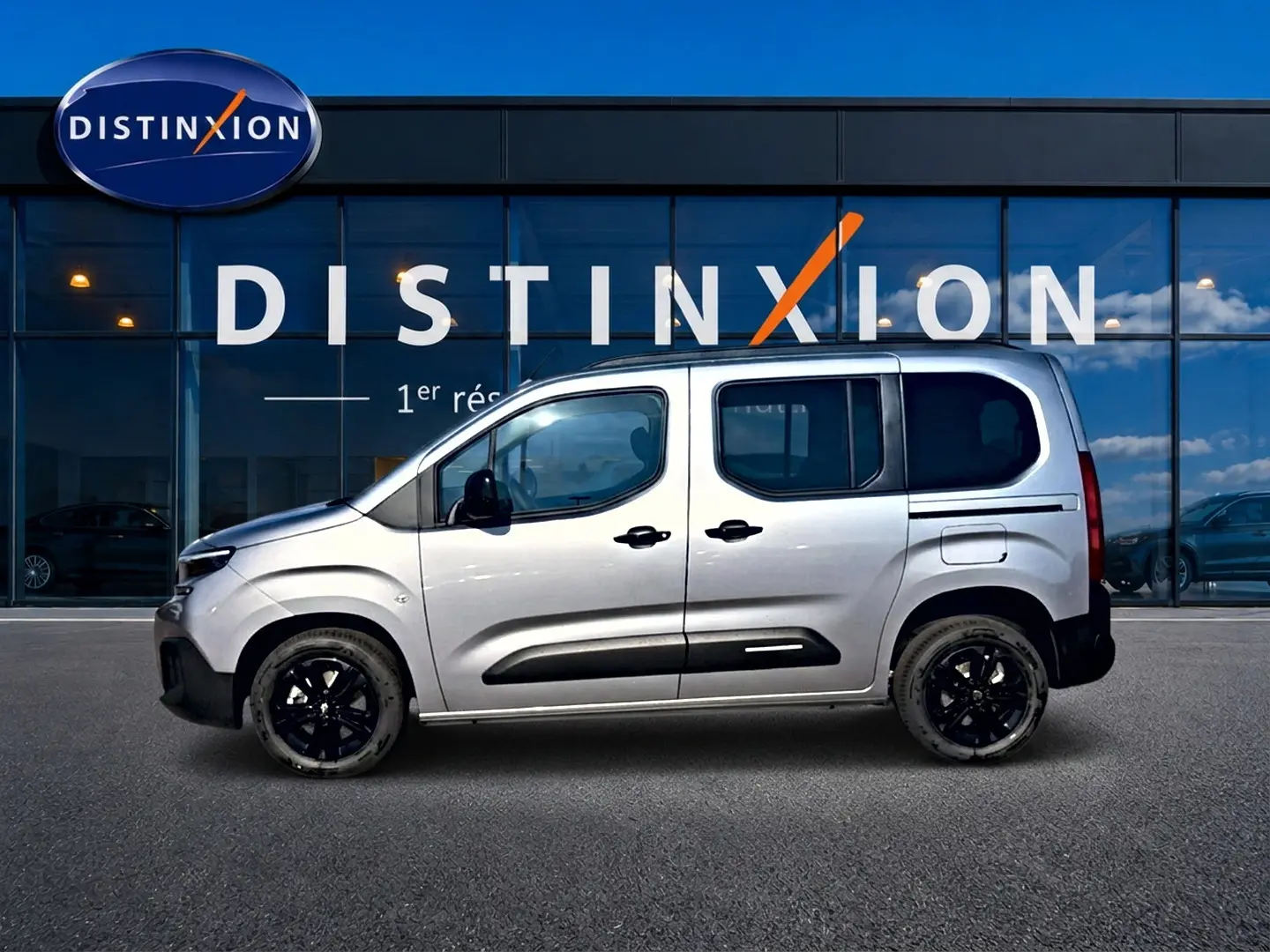 Profil droit du Citroën Berlingo Steel Grey 2026, avec jantes noires et barres de toit visibles.