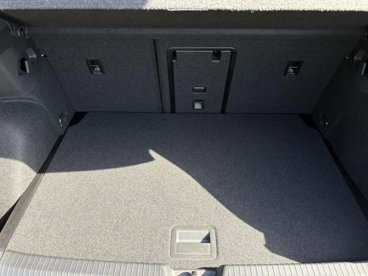 Coffre spacieux de la Volkswagen Golf VIII 1.5 TSI 150 Active 2024, vue intérieure arrière avec revêtement gris.